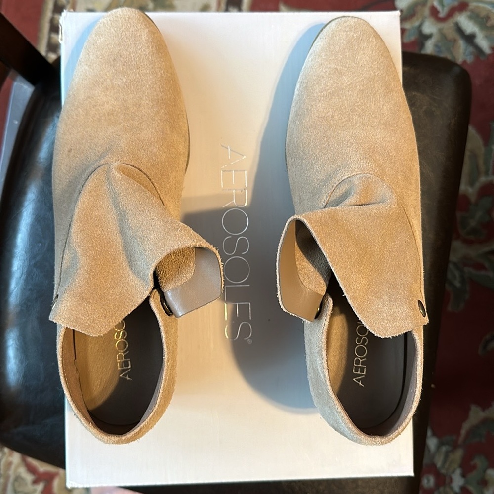 Aerosole tan suede booties